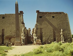 Facciata e primo pilone con due statue sedute di Ramses II e l