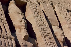Teste di Ramses II (1279-1213) e Hathor/Nefertari sulla Facciata del Tempio della Regina Nefertari, Nuovo Regno, c.1250 a.C. (dettaglio) da Egyptian 19th Dynasty
