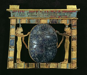 Pettorale del visir, Paser, con uno scarabeo fiancheggiato dalle dee Iside e Nefti, dal Serapeo di Menfi, Nuovo Regno da Egyptian 19th Dynasty
