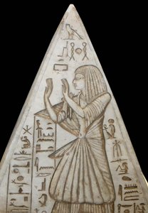 Pyramidion in calcare posto in cima alle tombe delle cappelle nelle piramidi. Ci sono scene serie che raffigurano il ciclo solare e l