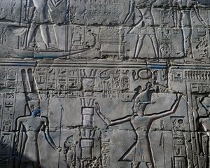La regina Hatshepsut davanti al dio Amon, dettaglio delle scene di offerte agli dei, rilievo, pareti interne della Grande Sala Ipostila, complesso del tempio di Karnak (Lista del Patrimonio Mondiale UNESCO) da Egyptian 19th Dynasty