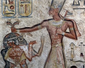 Ramses II che tiene prigionieri per i capelli (dettaglio) da Egyptian 19th Dynasty