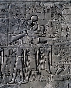 Ramses II davanti alla barca sacra, rilievo, pareti interne della Grande Sala Ipostila, complesso del tempio di Karnak (Lista del Patrimonio Mondiale dell