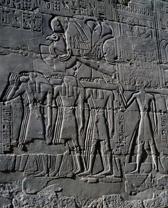 Ramses II davanti alla barca sacra, rilievo, pareti interne della Grande Sala Ipostila, complesso templare di Karnak (Lista del Patrimonio Mondiale dell