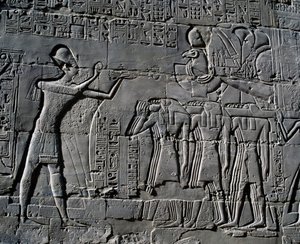 Ramses II che fa sacrifici davanti alla barca sacra, rilievo, pareti interne della Grande Sala Ipostila, complesso del tempio di Karnak (Lista del Patrimonio Mondiale dell