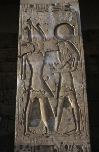 Rilievo che raffigura il Faraone con il dio Horus, portico del Tempio di Seti I