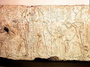 Rilievo raffigurante Ramses II che fa offerte rituali alla famiglia di Osiride, dettaglio del lato destro con Ramses che offre due fiaschi di vino a Horus, da Abydos, Nuovo Regno da Egyptian 19th Dynasty