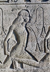 Rilievo raffigurante prigionieri neri e asiatici dalla Battaglia di Kadesh, dettaglio dalla base dei troni sulla facciata del Grande Tempio di Ramses II, Abu Simbel (Lista del Patrimonio Mondiale dell