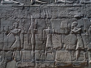 Scene di offerte agli dei, rilievo, pareti interne della Grande Sala Ipostila, complesso del tempio di Karnak (Lista del Patrimonio Mondiale UNESCO) da Egyptian 19th Dynasty
