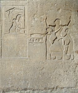 Stele delle collane, Hormin che riceve l
