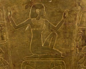 La dea Iside, dettaglio decorativo del sarcofago della regina Tuya, madre di Ramses II, legno dorato, Civiltà egizia, Nuovo Regno, Dinastia XIX da Egyptian 19th Dynasty