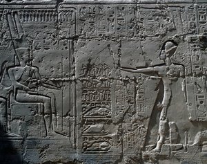 Il re davanti al dio Amon, dettaglio delle scene di offerte agli dei, rilievo, pareti interne della Grande Sala Ipostila, complesso templare di Karnak (Patrimonio dell