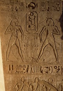 Unione tra Alto e Basso Egitto e cartiglio del Faraone, rilievo sulla base dei troni, Tempio di Ramesse II, Abu Simbel, Egitto, Nuovo Regno, Dinastia XIX
