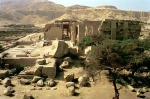 Vista dalla cima del primo pilone che mostra il colosso caduto di Ramses II (1279-1213 a.C.) nel Primo Cortile, Nuovo Regno da Egyptian 19th Dynasty
