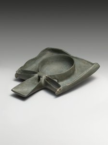 Piatto per libagioni raffigurante braccia Ka che presentano un segno Ankh da Egyptian 1st Dynasty
