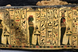 Dettaglio della base esterna del sarcofago della mummia di Nesyamun, probabilmente trovato a Deir El-Bahri, Nuovo Regno, c.1100 a.C. da Egyptian 20th Dynasty