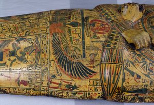 Dettaglio del coperchio esterno del sarcofago della mummia di Nesyamun, probabilmente trovato a Deir El-Bahri, Nuovo Regno, c.1100 a.C. da Egyptian 20th Dynasty