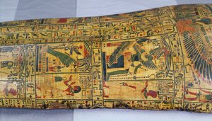 Dettaglio del coperchio esterno della bara della mummia di Nesyamun, probabilmente trovata a Deir El-Bahri, Nuovo Regno, c.1100 a.C. da Egyptian 20th Dynasty