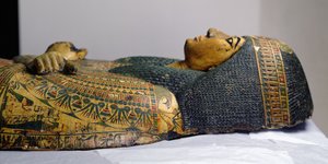 Dettaglio del coperchio della bara della mummia di Nesyamun, probabilmente trovata a Deir El-Bahri, Nuovo Regno, c.1100 a.C. (legno dipinto) da Egyptian 20th Dynasty