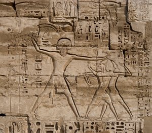 Antichità egiziana: dettaglio dei rilievi che celebrano le vittorie del faraone sui popoli del mare. Tempio funerario di Ramses III (1187-1156 a.C.). Luxor, Medinet Habu, Egitto da Egyptian 20th Dynasty