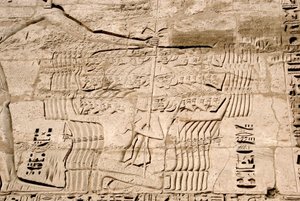 Antichità egizia: dettaglio dei rilievi del primo pilone che rappresentano la cattura di combattenti appartenenti ai popoli del mare, nemici di Ramses III. Tempio funerario di Ramses III (1187-1156 a.C.). Luxor, Medinet Habou, Egitto da Egyptian 20th Dynasty