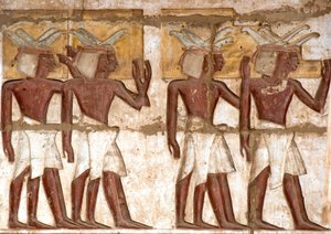Antichità egizia: primo cortile, dettaglio di rilievi dipinti che rappresentano un gruppo di Nubiani che portano offerte al faraone. Tempio funerario di Ramses III. Luxor, Medinet Habou, Egitto da Egyptian 20th Dynasty