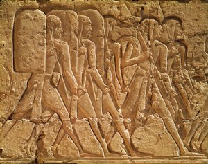 Rilievo raffigurante servi che trasportano corde e armi, dal Tempio Mortuario di Ramses III, Nuovo Regno
