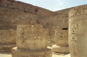 Resti di colonne nella Sala Ipostila del Tempio Funerario di Ramses III (c.1184-1153 a.C.) Nuovo Regno
