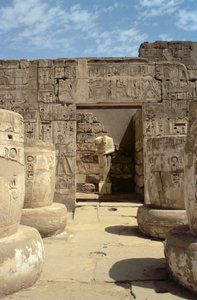 Statua di Ramses in una cappella che conduce dalla Sala Ipostila del Tempio Funerario di Ramses III (c.1184-1153 a.C.) Nuovo Regno