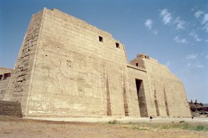 Vista del Primo Pilone del Tempio Funerario di Ramses III (c.1184-1153 a.C.) Nuovo Regno
