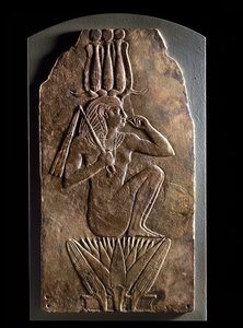 Placca di Iuput II come dio bambino che emerge dal fiore di loto da Egyptian 23rd Dynasty