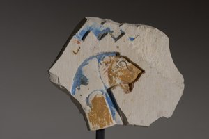 Frammento con geroglifico a testa di leone, Periodo Tardo (calcare dipinto)
