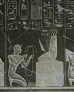 Rilievo in dolerite di Nectanebo I, re che offre una collana al demone, rappresentato da una lama di coltello e tre serpenti, da Heliopolis al tempio di Atum da Egyptian 30th Dynasty