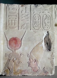 Nectanebo II (360-343 a.C.) abbracciato dalla dea Iside, frammento di una porta, Periodo Tardo, c.358-341 a.C.