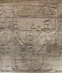 Rilievi nel santuario interno, tempio di Philae, Aswan, Egitto da Egyptian 30th Dynasty