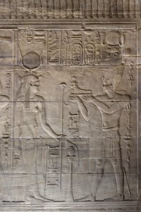 Rilievi nel santuario interno, tempio di Philae, Aswan, Egitto da Egyptian 30th Dynasty