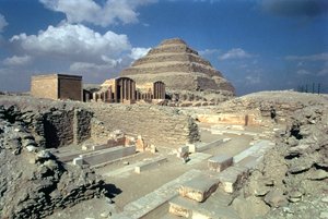 Complesso di Djoser, inclusa la Piramide a gradoni e l