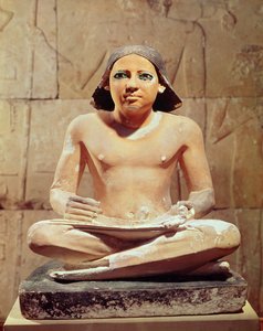 Scrivano seduto a gambe incrociate con un rotolo di papiro, da Saqqara, Antico Regno c.2475 a.C.