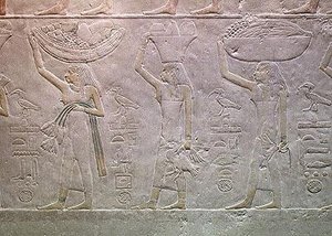 Donne che personificano i domini della morte e portano offerte, dalla Mastaba di Akhutotep, Antico Regno da Egyptian 5th Dynasty