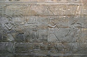 Antichità egizia: Alessandro Magno che fa offerte al dio Amon Min (dettaglio di un bassorilievo, Cappella della Barca Sacra, Tempio di Luxor, Egitto) da Egyptian Egyptian