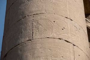 Antichità egizia: dettaglio di una colonna con cartiglio cancellato a causa della "damnatio memoriae", cancellazione dei cartigli di alcuni faraoni considerati eretici dai loro successori, Tempio di Luxor. Riva Est (Tebe), Egitto da Egyptian Egyptian