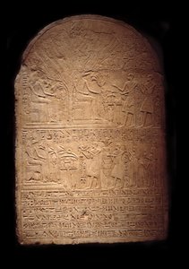 Antichità egizia: stele di calcare che rappresenta Pia che adora il dio coccodrillo Sobek seguita dal figlio Iy-Hebnef che fa offerte al dio. Dal tempio di Sobek a Dahamsha da Egyptian Egyptian