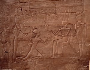 Antichità egiziane: rilievo che decora le pareti del tempio di Karnak, Egitto da Egyptian Egyptian