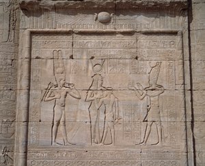 Antichità egizia: vista dei bassorilievi del tempio della dea Hathor a Denderah