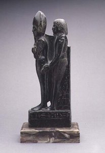 Gruppo di un uomo che presenta una rappresentazione di Osiride