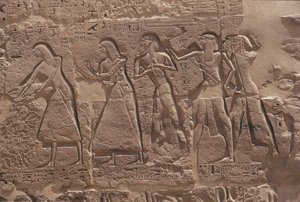 Rilievo di scriba e prigioniero nel tempio fortificato di Ramses III a Medinet Habu da Egyptian Egyptian