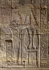 Il Faraone e i suoi attributi, Tempio di Horus a Edfu