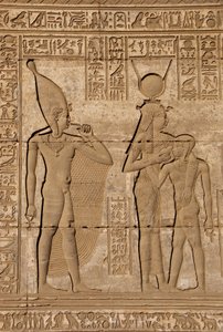 Antichità egizia: mammisi romano che commemora la nascita di Ihy, figlio di Hathor - Dettaglio di rilievi e geroglifici: la dea Iside - Hathor che allatta suo figlio Ihi (Ihy) e dietro di lei un