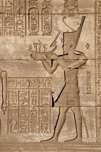 Antichità egizia: mammisi romano commemorativo della nascita di Ihy, figlio di Iside - Dettaglio di rilievi e geroglifici, Tempio di Hathor, Denderah, Egitto da Egyptian Ptolemaic Period