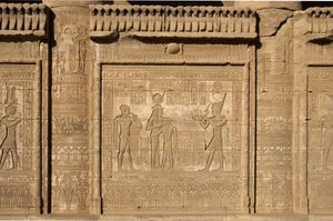 Antichità egizia: mammisi romano che commemora la nascita di Ihy, figlio di Iside. Tempio di Hathor, Denderah, Egitto da Egyptian Ptolemaic Period